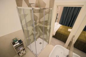 科森扎Brettia Guest Rooms的带淋浴和卫生间的浴室以及1张床