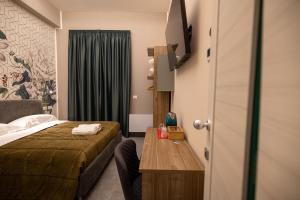 科森扎Brettia Guest Rooms的酒店客房设有一张床和一张木桌