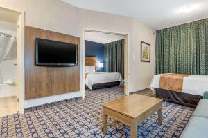 惠特比惠特比品质套房的酒店客房设有两张床和一台平面电视。