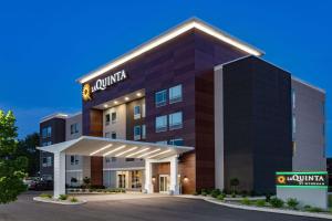 南本德La Quinta Inn & Suites by Wyndham South Bend near Notre Dame的酒店前方的 ⁇ 染