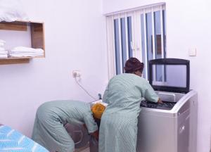 Oba IleAkure Airport Hotel的两位女士在屋子里用电脑工作