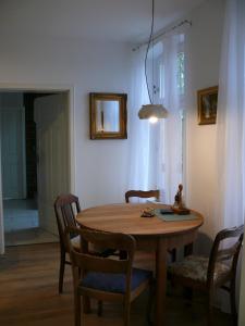 克桑滕Landlust Unser L ieblingscafe的一间带木桌和椅子的用餐室