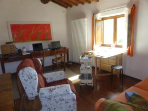 切奇纳谷新堡Podere Pian di Cava的带沙发和书桌的客厅