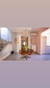 巴勒莫Dimora San Gregorio Luxury Rooms的一间带桌子和吊灯的用餐室