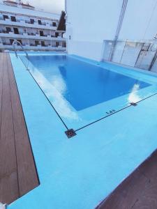 拉克鲁斯公园广场公寓酒店的大楼内一个蓝色的大型游泳池
