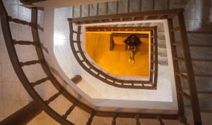 圣玛丽亚Hotel Central Santa Maria的沿着螺旋楼梯走下的人的头顶景色