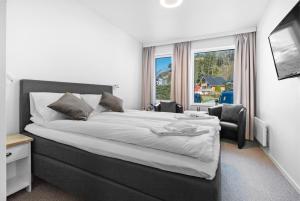 弗洛罗Kinn Hotell Florø的一间卧室设有一张大床和一个窗户。