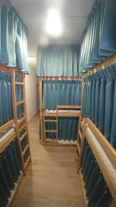 彰化市心旅地圖青年旅館的棒球场内带两张双层床的房间