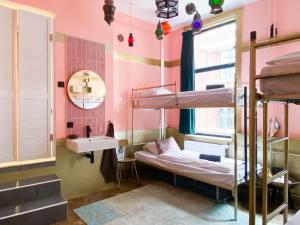鹿特丹鹿特丹旅舍的客房设有两张双层床和盥洗盆。