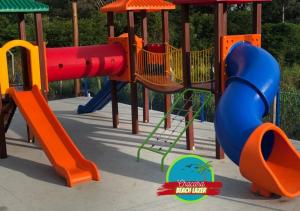 伊瓜苏Chacara Beach Lazer的公园里一个带五颜六色游戏设备的游乐场