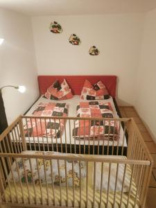 阿尔贝施文德Studio Mario的卧室里的婴儿床和礼物