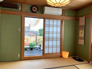 大阪OTERA HOUSE 瑞　TAMA的客房设有滑动玻璃门,享有庭院的景色