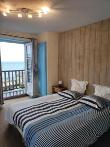 埃特勒塔蓝色魔石酒店的一间卧室设有一张床,享有海景