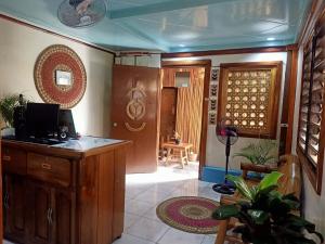 公主港Balai Vivencio Hostel的一间带门的客厅和一间带桌子的房间