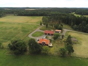 SollebrunnÄppelgården的田野房屋的空中景观