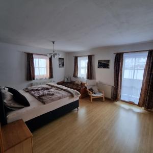 劳里斯Haus Manuela sonnige Aussicht mit Bergpanorama inkl NATIONALPARK CARD的一间卧室配有一张床、一张沙发和窗户。
