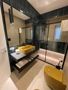 塔兰托Archimar House的一间带黄色水槽和卫生间的浴室