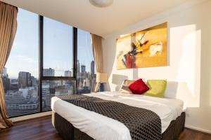 墨尔本Jade Resorts Melbourne的一间卧室设有一张大床和大窗户