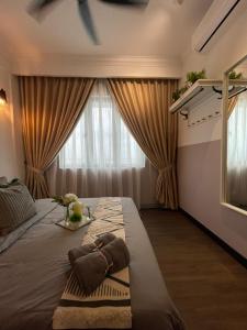 班吉Homestay No.1 Bangi Casa Mewah@Vista的一间卧室设有一张大床和窗户