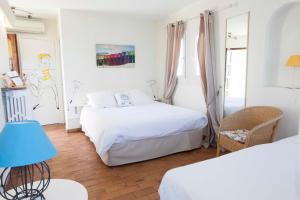 曼德琉-拉纳普勒卡普索汽车旅馆的一间卧室配有两张床和蓝灯