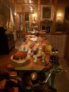 TheneuilleLa Perle Secrète的客厅里一张桌子和食物