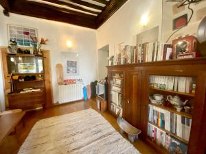 耶尔La Suite Sainte Claire的客厅设有书架和书架