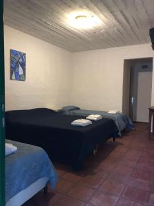 米娜克拉韦罗Sauce Viejo的一间客房内配有两张床的房间