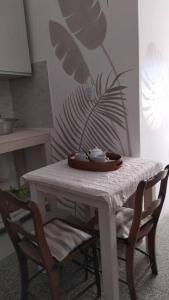 埃斯佩兰萨eco veggie的一张带两把椅子的白色桌子和盘子
