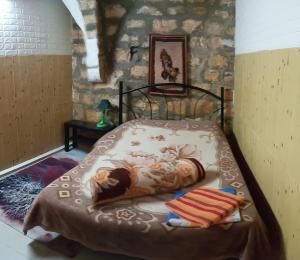 耶路撒冷Jaffa Gate Hostel的一间卧室,床上放着牛