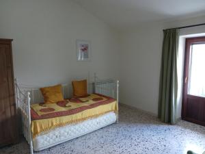 CasoliLe Farfalle Abruzzo的窗户客房内的一张白色床