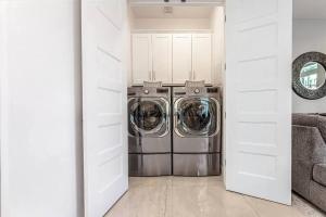 萨克拉门托Luxurious Brownstone Retreat - Walk to DT/Golden1的白色洗衣房内的洗衣机和烘干机