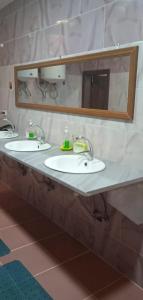 瓦迪穆萨Petra cabin Roof top hostel的浴室设有2个水槽和镜子