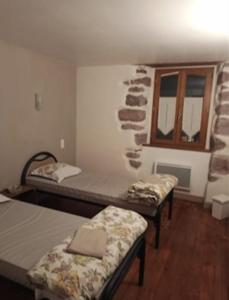圣让皮耶德波尔La vita e bella的客房设有两张床和窗户。