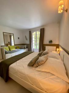 滨海圣西尔Bastide de Gueissard的窗户客房内的一张大白色床