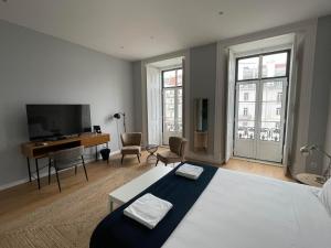 里斯本里斯本入住旅馆的一间带床和书桌的客厅以及两个窗户。