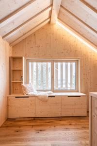 梅劳Haus im WALDner的一间位于木屋内的客房,设有窗户