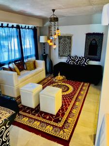 萨尔塔Suite Dubai salta的客厅配有沙发和桌子