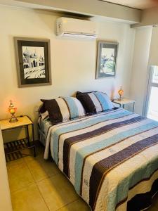 萨尔塔Suite Dubai salta的一间卧室设有一张大床和一个窗户。