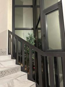鲁巴诺勒卡兰德雷酒店的玻璃门,通往种植盆栽植物的房子