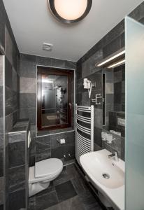 埃格尔Herbstyle的一间带卫生间、水槽和镜子的浴室