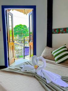 伊利亚贝拉Vila Pequeá Ilhabela的一间卧室配有一张床,床上有毛巾