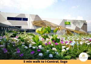 莎阿南I-City Homestay - Shah alam, Hospital Shah Alam, UITM, Central Mall SOGO, Seksyen 7的一座建筑前的鲜花花园