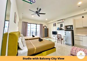 莎阿南I-City Homestay - Shah alam, Hospital Shah Alam, UITM, Central Mall SOGO, Seksyen 7的一间带两张床的客厅和一间厨房