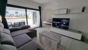 拉奥利瓦Casilla de Costa Luxury home的带沙发和平面电视的客厅