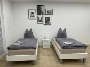 莱因费尔登-埃希特尔丁根Deluxe Apartments Messe Flughafen的卧室内两张并排的床