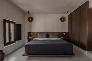 奥诺斯Casa Cook Mykonos - Adults Only的一间卧室设有一张大床和一个窗户。