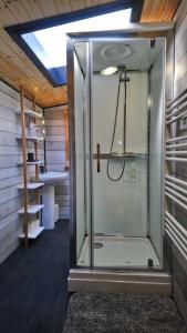 赖德'Monktonmead Lodge' in secluded setting, with private indoor pool.的带淋浴的浴室和玻璃门