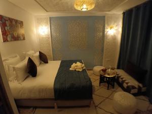 马拉喀什Riad Beni Sidel的一间卧室配有一张大床和一张桌子