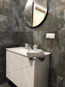 乌曼岛Однокімнатна квартира的浴室设有白色水槽和镜子