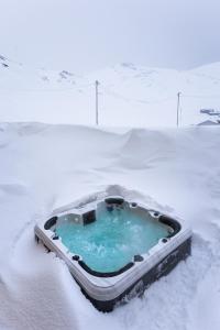 霍宁斯沃格美景旅馆的雪覆盖的田野中的热水浴池
